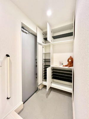 ���ց@�����`Entrance�`�@���ւ́A���q��������}�������ł���A�Ƒ����o���肷���ł�����̂Łu�������̊�v�Ƃ��Ă΂��d�v�ȏꏊ�I��������Ɩ��邭�A���ł����q�l�����o�}���ł���悤�Ȑ݌v�����܂����I