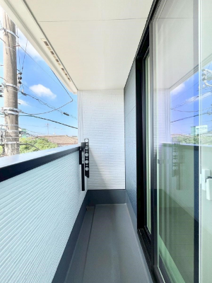 �o���R�j�[�@�����`Balcony�`�@������̃o���R�j�[�̑O�ɂ͉_�ȊO�ɑ��z���Ղ���̂�����܂���B�����󕨂������₷���A����薾�邭�C�����̂������������Ă��܂��B�g���₷���J���I�ȃo���R�j�[�ł���