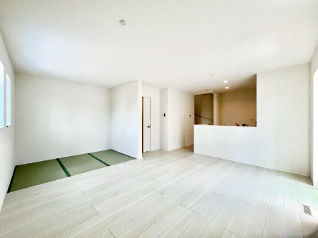 ���r���O�@�����`Living�`�@�Ƒ��̐H����c���̂ق��A�q�ǂ���V�΂�����A�F�l���������肷��LDK�͏Z�܂��̒��S�B�����ԉ߂����ꏊ������A���̋�Ԃ͏Z�܂��S�̂̋��S�n�����E���܂��B