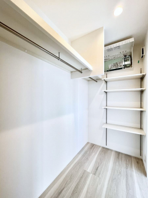 ���̑��@�����`Walk-in Closet�`�@�K�v�Ȃ��̂�R�[�f�B�l�[�g���ꗗ���Ċm�F�ł��A�g�x�x�⏀�����Z���ԂōςރE�H�[�N�C���N���[�[�b�g��ݒu���܂����B�Ƃ̒�����������Ƃ�����֗��Ȏ��[�X�y�[�X�ł��B