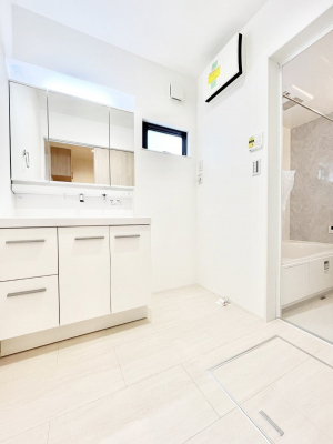 ���̑��@�����`Dressing Room�`  �\���ȑ傫���̐��ʑ�͎��[�����鎖�Ȃ���A�g�����Ȃ݃`�F�b�N�⎕�����ȂǁA���̍Q�����������Ԃł��z�e�����C�N�ȃX�y�[�X�ŗ]�T�Ƃ�Ƃ�������Ē����܂��B