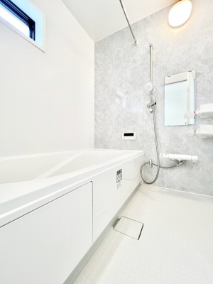 �����@�����`Bath Room�`�@�������Ƒ���L�΂��ē������邱�Ƃ��\�I����̔�������M�d�ȃo�X�^�C���ł��B���q�l�Ƃ��ꏏ�ł��\���ȍL���Ȃ̂ŁA���r���O�Ƃ͈�����Ƒ��c�R�̂ЂƎ������y���݂��������܂��B