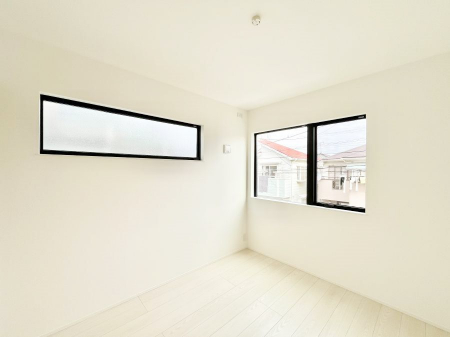 �q�������@�����`Bed Room�`�@�q�������͂��q�l�ɂƂ��đ�Ϗd�Ȗ���������܂��B�q����l�ŉ߂�����Ԃ�^���邱�ƂŁA�h���׋����Ԃ����R�Ƒ����܂����畔���̕Еt����|���Ȃǂ��������ƂɌq����܂��B