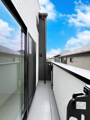 �o���R�j�[�@�����`Balcony�`�@�傫�ȋ�Ɉ͂܂ꂽ�C�����̂����ƁB�o���R�j�[��`�������ň��|�I�ȊJ�����ɕ�܂�܂��B�o���R�j�[�͗z���������݂��z�c����󕨂��C�����悭�������Ƃ��ł��܂��B