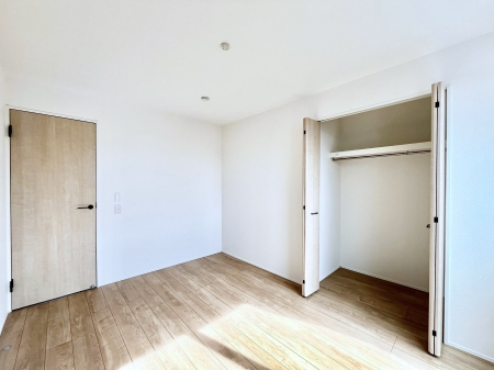 �Q���@�����`Bed Room�`  �S�����ɂ͎��[�N���[�[�b�g�������I���i�g���̂��m���⏬���͂������A�G�ߕ��̂��m���Ȃǂ���������Ɛ������ڂ����܂������܂��B  ������Ԃ��L���g�p�ł��܂��ˁB