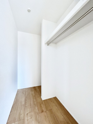 ���̑��@�����`Walk-in Closet�`�@�K�v�Ȃ��̂�R�[�f�B�l�[�g���ꗗ���Ċm�F�ł��A�g�x�x�⏀�����Z���ԂōςރE�H�[�N�C���N���[�[�b�g��ݒu���܂����B�Ƃ̒�����������Ƃ�����֗��Ȏ��[�X�y�[�X�ł��B