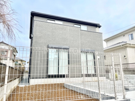 ���n�O�ώʐ^�@�O�ρ`Exterior�`  �ՐÂȏZ��n�Ŏq��ĉƑ��Ƀs�b�^���B  �����̂��U�������K�ȗ΂Ɍb�܂ꂽ�G���A�ŁA���R�ɕ�܂ꂽ���₩�ȕ�炵���������邽�߂́A��Ƃ肠��Z���������Ă��܂��B