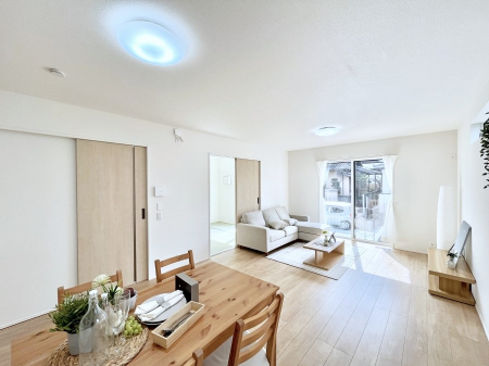 ���r���O�@�����`Living�`�@�O���̗��Ȃ��V���v���ł�������LDK�B�傫�ȑ�������������������ނ̂Ŏ��������邭�A�Ƒ��̌e���̏�Ƃ��ăs�b�^���ł��B�J�����Ɠ�������̗ǂ��𐥔񂲗����������I