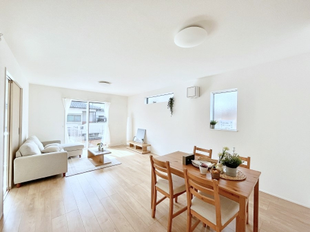 ���̑����ρ@�����`Living�`�@�Ƒ��̐H����c���̂ق��A�q�ǂ���V�΂�����A�F�l���������肷��LDK�͏Z�܂��̒��S�B�����ԉ߂����ꏊ������A���̋�Ԃ͏Z�܂��S�̂̋��S�n�����E���܂��B