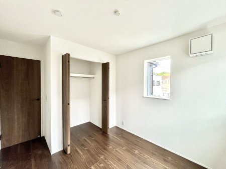 �Q���@������4�������`Bed Room�`�@�}���V�����ƈႢ�������������̂��ˌ��Ẵ����b�g�ł��B���Ƒ������������ƂŎ苷�Ɋ����Ă����Z�܂����ˌ��Ăł͊e�����v���C�o�V�[��ۂ��Ƃ��ł��܂��B