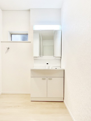 ���ʑ�E���ʏ��@������3�������`Dressing Room�`  ����������F�����œ��ꂳ��Ă���ƁA�X�b�L���Ɛ�������ۂ������܂��B���̗��ɂ͂����Ղ�Ǝ��[�X�y�[�X��W�������I�����́A�V���v�����@�\�����d�����āB