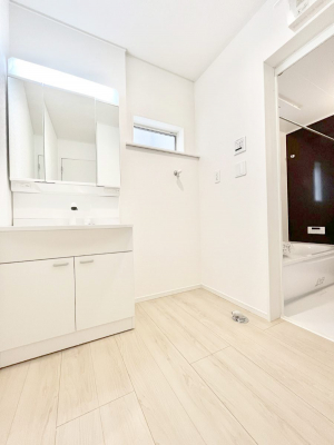 ���̑��@������1�������`Dressing Room�`�@���邭����������p�E�_�[���[���B�����g���ꏊ�����炱���A���K�ȋ�ԂƂȂ��Ă���܂��B�V�����v�[�h���b�T�[���̗p���Ă���܂��̂ŁA���V��������y�ɏo���܂��B