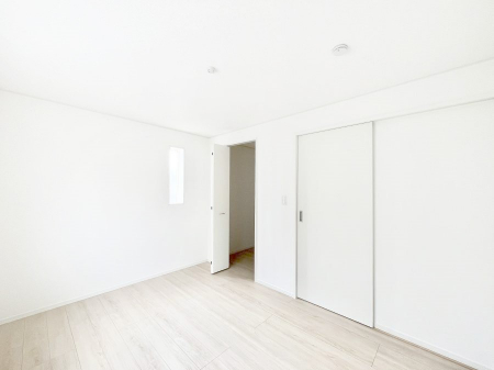 �Q���@������1�������`Bed Room�`�@�u��������������l�v�Ƃ��v�w�ł�����肭�낰��Q���B�����̉Ǝ��₨�d���ɔ�ꂽ���̓t�J�t�J�̃x�b�g�Ŗ�����Ă��������B�e���r��{�I�������Ă����K�ȍL����������