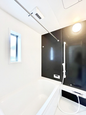 �����@�����`Bath Room�`�@���t���̃o�X���[���́A�̌������薾�邭�C�����̗ǂ���Ԃł��B�������邱�ƂŁA���C�����ǍD�B������芰����o�X���[���ŁA�����̃o�X�^�C�����y���݂ɂȂ肻���ł��B