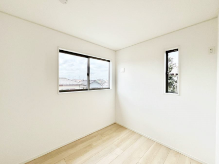 �q�������@�����`Bed Room�`�@�q�������͂��q�l�ɂƂ��đ�Ϗd�Ȗ���������܂��B�q����l�ŉ߂�����Ԃ�^���邱�ƂŁA�h���׋����Ԃ����R�Ƒ����܂����畔���̕Еt����|���Ȃǂ��������ƂɌq����܂��B