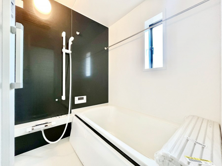 �����@�����`Bath Room�`�@�������Ƒ���L�΂��ē������邱�Ƃ��\�I����̔�������M�d�ȃo�X�^�C���ł��B���q�l�Ƃ��ꏏ�ł��\���ȍL���Ȃ̂ŁA���r���O�Ƃ͈�����Ƒ��c�R�̂ЂƎ������y���݂��������܂��B