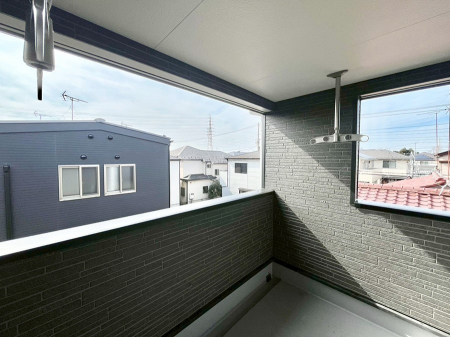 �o���R�j�[�@�����`Balcony�`�@�C���i�[�o���R�j�[�͐��󕨂������X�y�[�X�Ƃ��ċ}�ȉJ�Ő��󕨂��G��Ă��܂��̂�h���ł���܂����`�F�A�ł��낢����A�Ăɂ͎�����C�ɂ����r�j�[���v�[�����y���߂܂��ˁ�