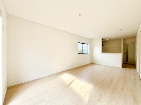 ���r���O�@�����`Living�`�@�Ƒ��̈�̊�����������L�X�Ƃ����X�y�[�X�B�Ƒ��Ɖ߂������Ԃ��؂ɂ�����Ƀs�b�^���̂�Ƃ�̏Z��Ԃł��B���q�l���������Ă����S���Č����܂��B�Ƒ��̏΂��������ɂ��ڂɕ����т܂��B