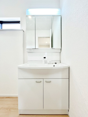 ���ʑ�E���ʏ��@�����`Dressing Room�`�@�\���ȑ傫���̐��ʑ�͎��[�����鎖�Ȃ���A�g�����Ȃ݃`�F�b�N�⎕�����ȂǁA���̍Q�����������Ԃł��z�e�����C�N�ȃX�y�[�X�ŗ]�T�Ƃ�Ƃ�������Ē����܂��B