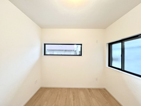 �q�������@������1�������`Bed Room�`�@�q�������͂��q�l�ɂƂ��đ�Ϗd�Ȗ���������܂��B�q����l�ŉ߂�����Ԃ�^���邱�ƂŁA�h���׋����Ԃ����R�Ƒ����܂����畔���̕Еt����|���Ȃǂ��������ƂɌq����܂��B