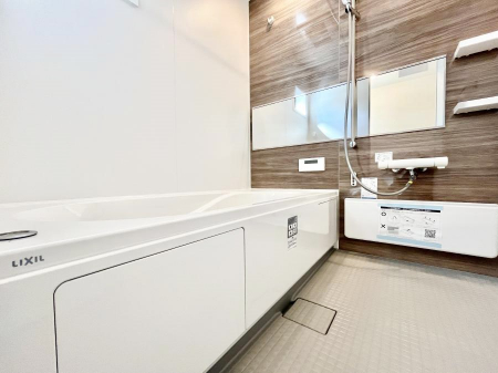 �����@�������Q�������`Bath Room�`�@����L�΂��ē������邱�Ƃ��\�I����̔�������M�d�ȃo�X�^�C���ł��B���q�l�Ƃ��ꏏ�ł��\���ȍL���Ȃ̂ŁA���r���O�Ƃ͈�����Ƒ��c�R�̂ЂƎ������y���݂��������܂��B