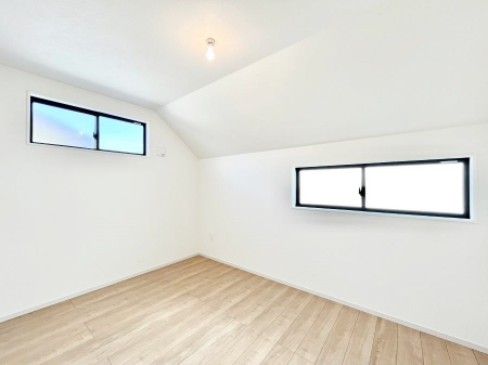 ���̑����ρ@�������Q�������`Bed Room�`�@2�ʍ̌����m�ۂ������邢�����́A���ʂ����ǂ��A��ϋ��S�n�̗ǂ���ԂƂȂ��Ă���܂��B�u�₩�ȕ��������ċN���钩�́A���K�����̎n�܂�ɁI���������ʕ����ǂ��Z�܂���