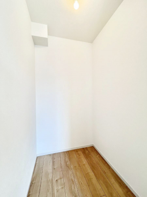 ���̑��@�������Q�������`Walk-in Closet�`�@��������̗m���������Ă��V���ɂȂ�ɂ����E�H�[�N�C���N���[�[�b�g�B�m���ȊO�ɂ��A���i�g��Ȃ��Ɠd��X�[�c�P�[�X�A�X�g�b�N�i�Ȃǉ��ł��Еt����������Ԃł��B