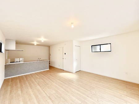 ���r���O�@�������Q�������`Living�`�@�Ƒ��̐H����c���̂ق��A�q�ǂ���V�΂�����A�F�l���������肷��LDK�͏Z�܂��̒��S�B�����ԉ߂����ꏊ������A���̋�Ԃ͏Z�܂��S�̂̋��S�n�����E���܂��B