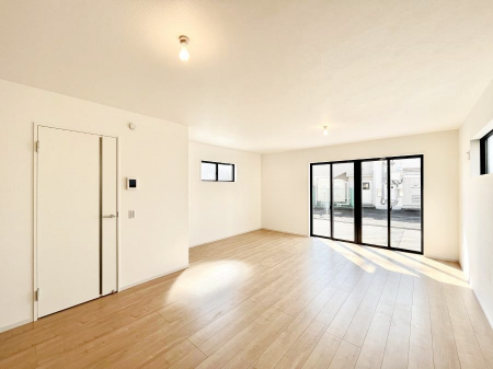 ���̑����ρ@�������Q�������`Living�`�@�O���̗��Ȃ��V���v���ł�������LDK�B�傫�ȑ�������������������ނ̂Ŏ��������邭�A�Ƒ��̌e���̏�Ƃ��ăs�b�^���ł��B�J�����Ɠ�������̗ǂ��𐥔񂲗����������I