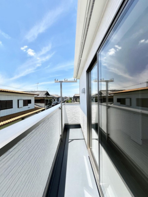 �o���R�j�[�@�������P�������`Balcony�`�@�傫�ȋ�Ɉ͂܂ꂽ�C�����̂����ƁB�o���R�j�[��`�������ň��|�I�ȊJ�����ɕ�܂�܂��B�o���R�j�[�͗z���������݂��z�c����󕨂��C�����悭�������Ƃ��ł��܂��B