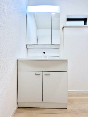 ���ʑ�E���ʏ��@������2�������`Dressing Room�`�@�\���ȑ傫���̐��ʑ�͎��[�����鎖�Ȃ���A�g�����Ȃ݃`�F�b�N�⎕�����ȂǁA���̍Q�����������Ԃł��z�e�����C�N�ȃX�y�[�X�ŗ]�T�Ƃ�Ƃ�������Ē����܂��B