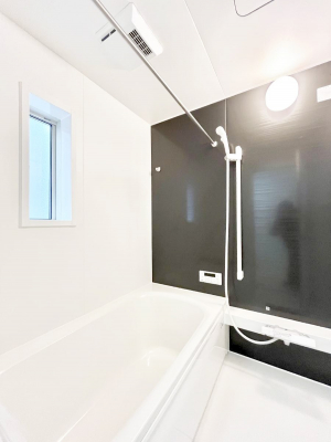 �����@������2�������`Bath Room�`�@����L�΂��ē������邱�Ƃ��\�I����̔�������M�d�ȃo�X�^�C���ł��B���q�l�Ƃ��ꏏ�ł��\���ȍL���Ȃ̂ŁA���r���O�Ƃ͈�����Ƒ��c�R�̂ЂƎ������y���݂��������܂��B