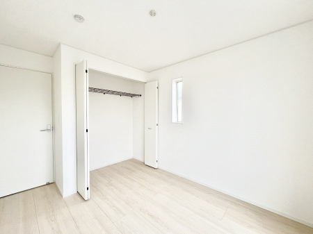 ���̑����ρ@������2�������`Bed Room�`�@�������������̂��ˌ��Ẵ����b�g�ł��B���Ƒ������������ƂŎ苷�Ɋ����Ă����Z�܂����ˌ��Ăł͊e�����v���C�o�V�[��ۂ��Ƃ��ł��܂��B