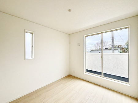 �q�������@������2�������`Bed Room�`�@�q�������͂��q�l�ɂƂ��đ�Ϗd�Ȗ���������܂��B�q����l�ŉ߂�����Ԃ�^���邱�ƂŁA�h���׋����Ԃ����R�Ƒ����܂����畔���̕Еt����|���Ȃǂ��������ƂɌq����܂��B