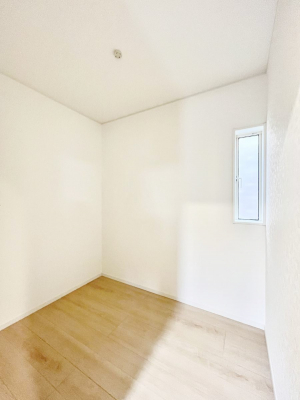 ���[�@������2�������`Service Room�`�@���ւ╨�u�E�N���[�[�b�g�Ƃ��Ă��g��������֗��Ȕ[�ˁB���q�l�̕`�����G��A�������i�܂őS������Ă������Ƃ��ł��܂��B���[�������Ղ�݂��ăV���v���ȕ�炵�B