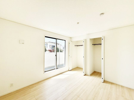 �Q���@�����`Bed Room�`  �S�����ɂ͎��[�N���[�[�b�g�������I���i�g���̂��m���⏬���͂������A�G�ߕ��̂��m���Ȃǂ���������Ɛ������ڂ����܂������܂��B  ������Ԃ��L���g�p�ł��܂��ˁB