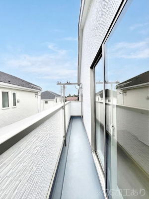 �o���R�j�[�@�������P�������`Balcony�`  �傫�ȋ�Ɉ͂܂ꂽ�C�����̂����ƁB  �o���R�j�[��`�������ň��|�I�ȊJ�����ɕ�܂�܂��B  �o���R�j�[�͗z���������݂��z�c����󕨂��C�����悭�������Ƃ��ł��܂��B