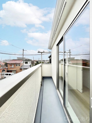�o���R�j�[�@������3�������`Balcony�`  �傫�ȋ�Ɉ͂܂ꂽ�C�����̂����ƁB  �o���R�j�[��`�������ň��|�I�ȊJ�����ɕ�܂�܂��B  �o���R�j�[�͗z���������݂��z�c����󕨂��C�����悭�������Ƃ��ł��܂��B