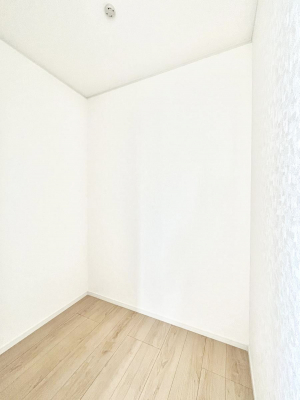 ���̑��@������3�������`Walk-in Closet�`�@��������̗m���������Ă��V���ɂȂ�ɂ����E�H�[�N�C���N���[�[�b�g�B�m���ȊO�ɂ��A���i�g��Ȃ��Ɠd��X�[�c�P�[�X�A�X�g�b�N�i�Ȃǉ��ł��Еt����������Ԃł��B