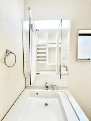 ���̑����ρ@�O�ʋ��̗��ɁA���ϕi��q���p�i�Ȃǂ����[�\�B���ʑ����������ƕۂ��܂��I