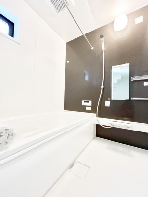 �����@�����`Bath Room�`�@�������������͋C�̗����Ŗ����Ɍ����ă��t���b�V���B���������@�\���t���Ă���̂ŗׂ̐���@�u����Ő􂢏オ�������󕨂��A�J�̓����V�C���C�ɂ������������邱�Ƃ��\�ł��B