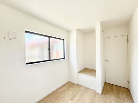 �Q���@�����`Bed Room�`  �S�����ɂ͎��[�N���[�[�b�g�������I���i�g���̂��m���⏬���͂������A�G�ߕ��̂��m���Ȃǂ���������Ɛ������ڂ����܂������܂��B  ������Ԃ��L���g�p�ł��܂��ˁB