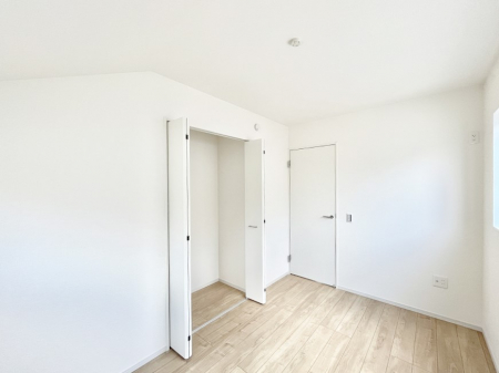 �q�������@�����`Bed Room�`�@�q�������͂��q�l�ɂƂ��đ�Ϗd�Ȗ���������܂��B�q����l�ŉ߂�����Ԃ�^���邱�ƂŁA�h���׋����Ԃ����R�Ƒ����܂����畔���̕Еt����|���Ȃǂ��������ƂɌq����܂��B