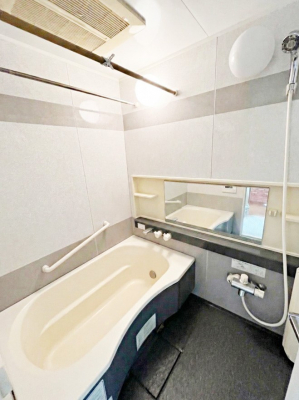 �����@�����`Bath Room�`�@����L�΂��ē������邱�Ƃ��\�I����̔�������M�d�ȃo�X�^�C���ł��B���q�l�Ƃ��ꏏ�ł��\���ȍL���Ȃ̂ŁA���r���O�Ƃ͈�����Ƒ��c�R�̂ЂƎ������y���݂��������܂��B���ꕔ���H�L