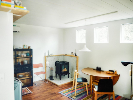 ���r���O�@�����`Living�`�@�O���̗��Ȃ��V���v���ł�������LDK�B�傫�ȑ�������������������ނ̂Ŏ��������邭�A�Ƒ��̌e���̏�Ƃ��ăs�b�^���ł��B�J�����Ɠ�������̗ǂ��𐥔񂲗����������I