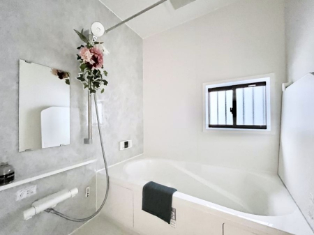 �����@������A�������`Bath Room�`�@����L�΂��ē������邱�Ƃ��\�I����̔�������M�d�ȃo�X�^�C���ł��B���q�l�Ƃ��ꏏ�ł��\���ȍL���Ȃ̂ŁA���r���O�Ƃ͈�����Ƒ��c�R�̂ЂƎ������y���݂��������܂��B