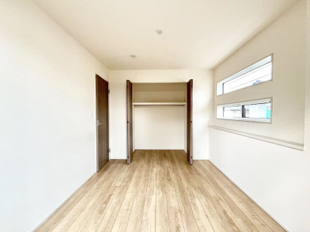 �Q���@�����`Bed Room�`  �S�����ɂ͎��[�N���[�[�b�g�������I���i�g���̂��m���⏬���͂������A�G�ߕ��̂��m���Ȃǂ���������Ɛ������ڂ����܂������܂��B  ������Ԃ��L���g�p�ł��܂��ˁB