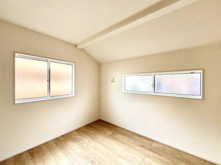 �q�������@�����`Bed Room�`�@�q�������͂��q�l�ɂƂ��đ�Ϗd�Ȗ���������܂��B�q����l�ŉ߂�����Ԃ�^���邱�ƂŁA�h���׋����Ԃ����R�Ƒ����܂����畔���̕Еt����|���Ȃǂ��������ƂɌq����܂��B