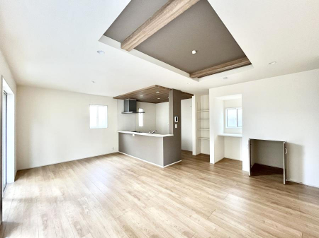 ���r���O�@�����`Living�`�@�O���̗��Ȃ��V���v���ł�������LDK�B�傫�ȑ�������������������ނ̂Ŏ��������邭�A�Ƒ��̌e���̏�Ƃ��ăs�b�^���ł��B�J�����Ɠ�������̗ǂ��𐥔񂲗����������I