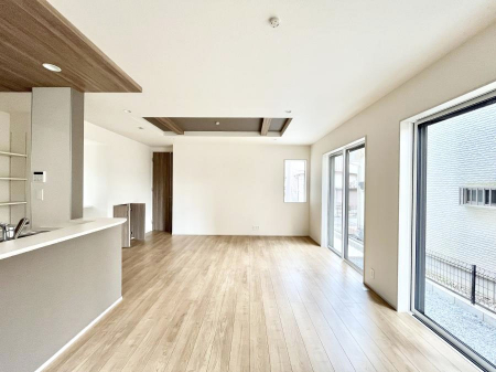 ���̑����ρ@�����`Living�`�@�Ƒ��̐H����c���̂ق��A�q�ǂ���V�΂�����A�F�l���������肷��LDK�͏Z�܂��̒��S�B�����ԉ߂����ꏊ������A���̋�Ԃ͏Z�܂��S�̂̋��S�n�����E���܂��B